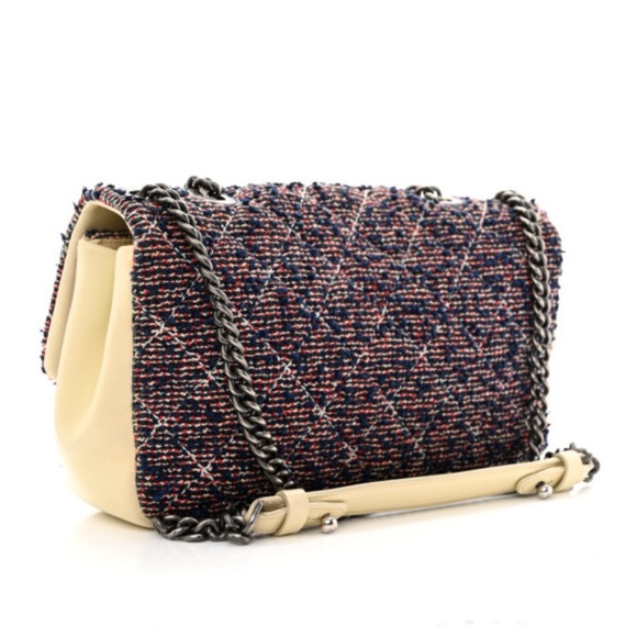 Authentic CHANEL Tweed Flap bag. - Picture 2 of 12
